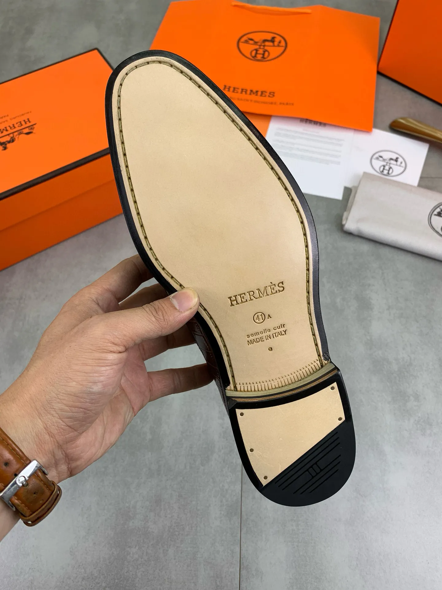 Factory price P960 💰Top version 💎💎💎 Original leather outsole Brand: Hermès (Hermès) Standard code: Men's size 39-44 (38, 45 can be customized) Grade: Same as the official website Original quality materials: Original soft calfskin Water-dyed cowhide lining Original Italian leather outsole Style categories: Men's fashion Formal casual leather shoes Slip-on men's shoes series Young fashion European and American trends, British style, colors: multiple options, counter packaging